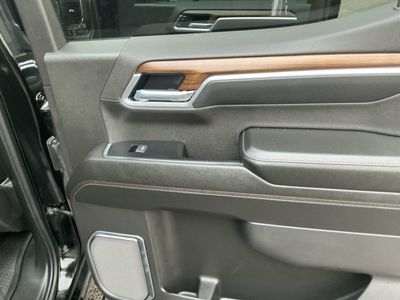 2025 Chevrolet Silverado 1500 — photo 12 view