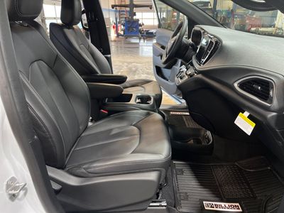 2026 Chrysler Pacifica — photo 11 view