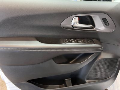 2026 Chrysler Pacifica — photo 8 view