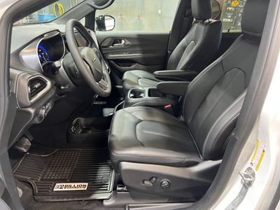 2026 Chrysler Pacifica — photo 9 view