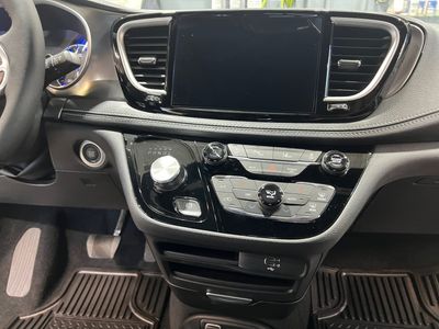 2026 Chrysler Pacifica — photo 10 view