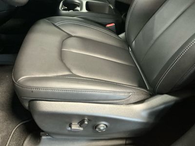 2026 Chrysler Pacifica — photo 12 view