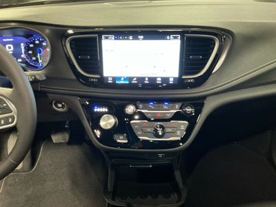 2026 Chrysler Pacifica — photo 8 view