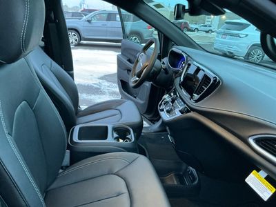 2026 Chrysler Pacifica — photo 12 view