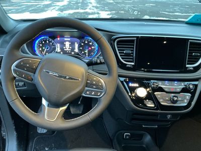 2026 Chrysler Pacifica — photo 7 view