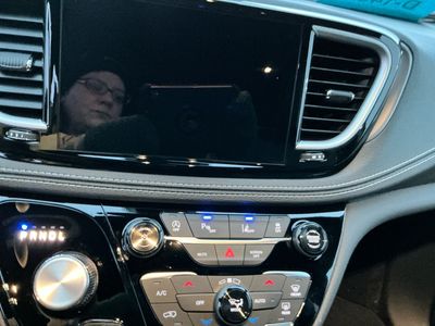 2026 Chrysler Pacifica — photo 8 view