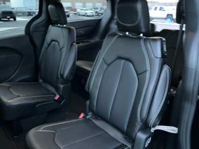 2026 Chrysler Pacifica — photo 9 view