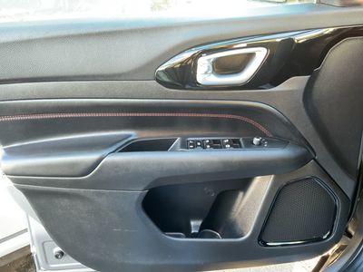 2023 Jeep Compass — photo 8 view