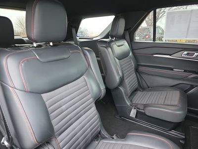 2025 Ford Explorer — photo 11 view