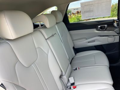 2025 Kia Sorento — photo 8 view