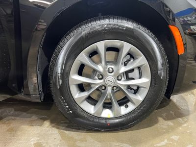 2026 Chrysler Pacifica — photo 7 view