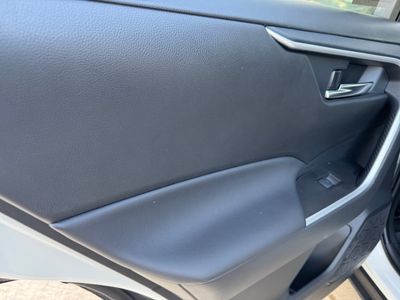 2025 Toyota RAV4 — photo 11 view