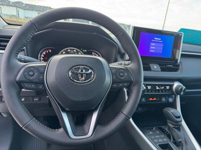 2025 Toyota RAV4 — photo 14 view