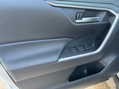 2025 Toyota RAV4 — photo 15 view