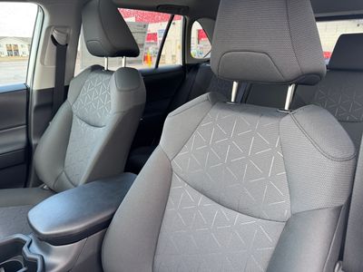 2025 Toyota RAV4 — photo 8 view