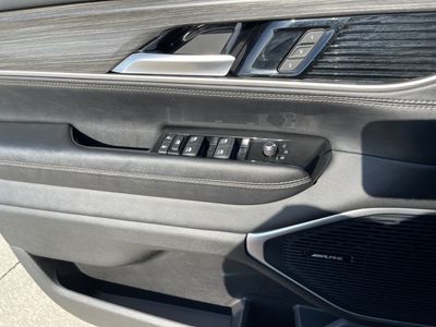 2024 Jeep Wagoneer L — photo 8 view