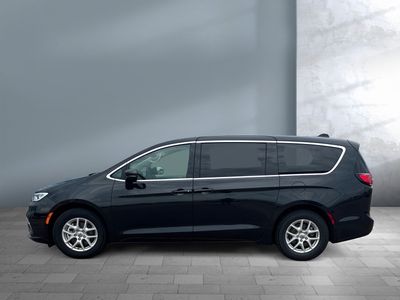 2023 Chrysler Pacifica — detail view