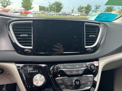 2023 Chrysler Pacifica — photo 7 view