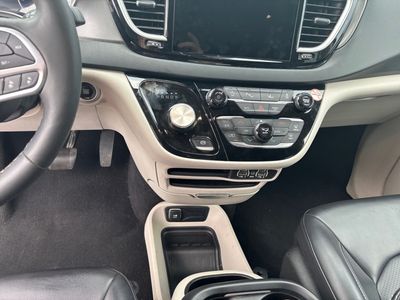 2023 Chrysler Pacifica — photo 9 view