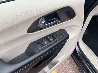 2023 Chrysler Pacifica — photo 10 view