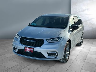 2026 Chrysler Pacifica — front three-quarter view