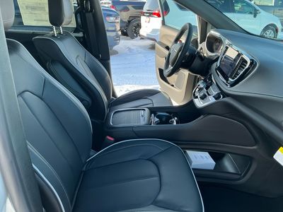 2026 Chrysler Pacifica — photo 11 view