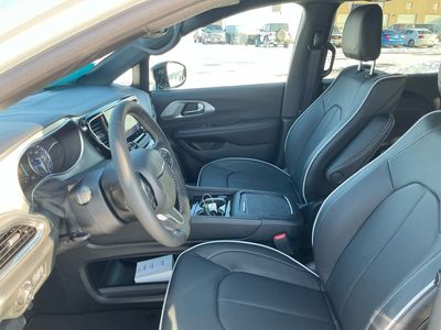 2026 Chrysler Pacifica — photo 12 view
