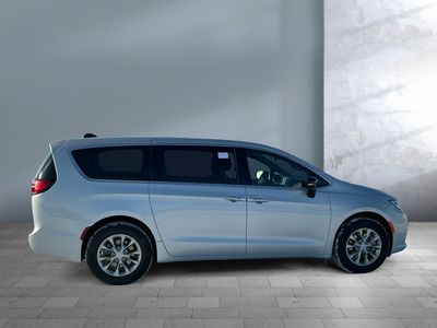 2026 Chrysler Pacifica — photo 7 view
