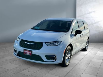 2026 Chrysler Pacifica — front three-quarter view