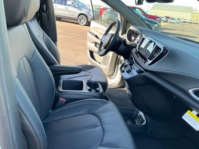 2026 Chrysler Pacifica — photo 11 view