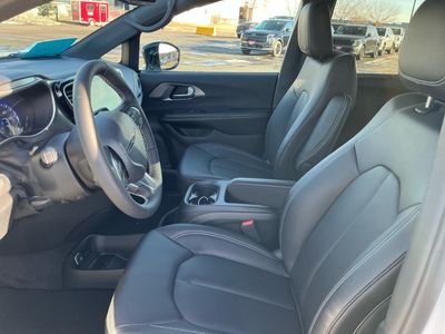 2026 Chrysler Pacifica — photo 14 view