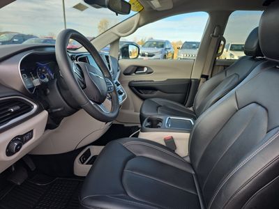 2024 Chrysler Pacifica — photo 12 view