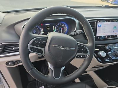 2024 Chrysler Pacifica — photo 15 view