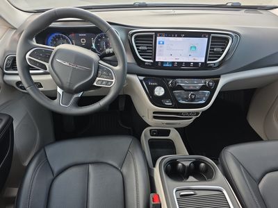 2024 Chrysler Pacifica — photo 8 view