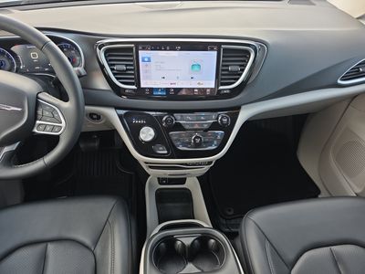 2024 Chrysler Pacifica — photo 10 view