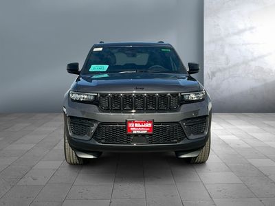 2025 Jeep Grand Cherokee — side profile view