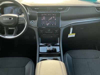 2025 Jeep Grand Cherokee — photo 11 view
