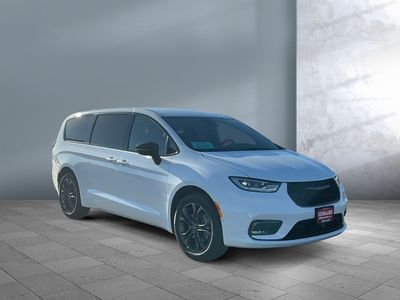 2026 Chrysler Pacifica — front three-quarter view