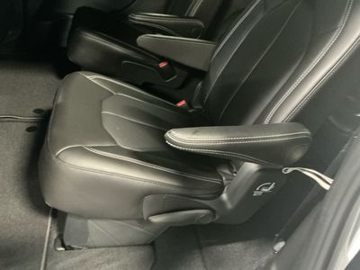 2026 Chrysler Pacifica — photo 14 view