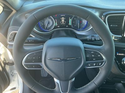 2026 Chrysler Pacifica — photo 9 view