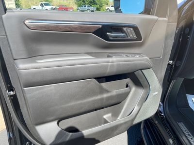 2025 Chevrolet Suburban — photo 12 view