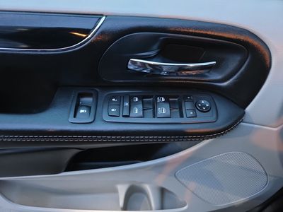 2017 Dodge Grand Caravan — detail view