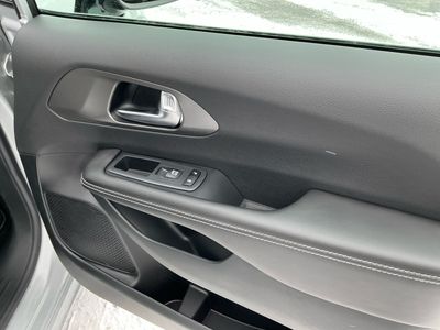 2026 Chrysler Pacifica — photo 7 view
