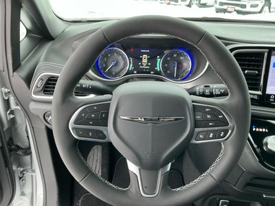 2026 Chrysler Pacifica — photo 10 view