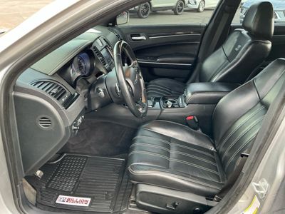 2018 Chrysler 300 — photo 11 view
