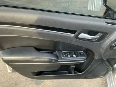 2018 Chrysler 300 — photo 15 view