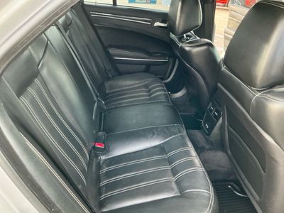 2018 Chrysler 300 — photo 9 view