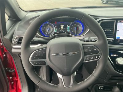 2026 Chrysler Pacifica — photo 11 view