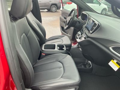 2026 Chrysler Pacifica — photo 14 view