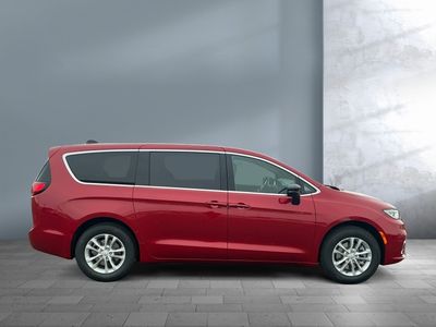 2026 Chrysler Pacifica — photo 7 view
